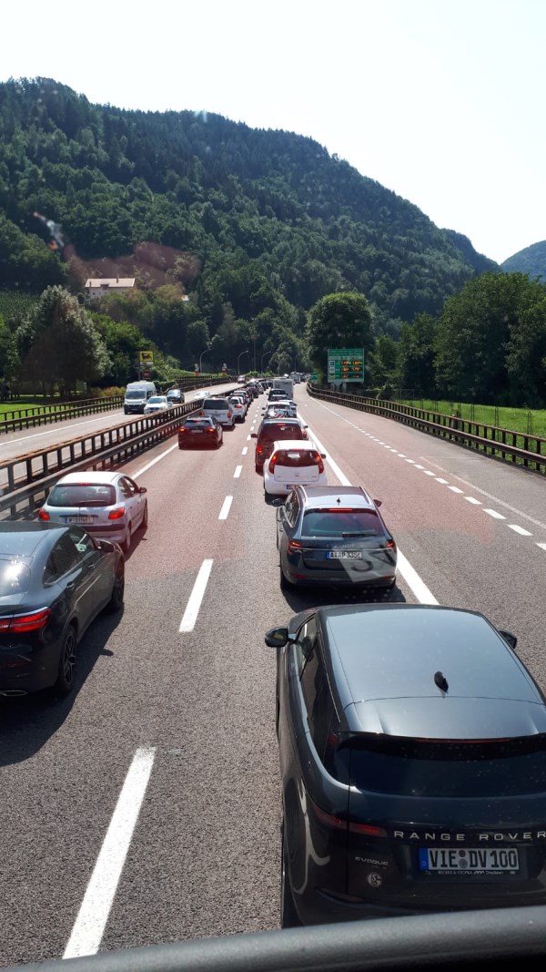 Stau in schöner Landschaft. Wir sind gerade bei Bozen vorbei....