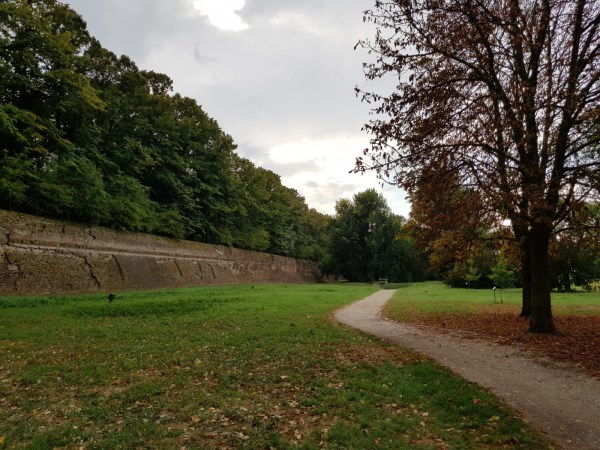 bis wir endlich die Stadtmauer von Ferrara vor uns sahen