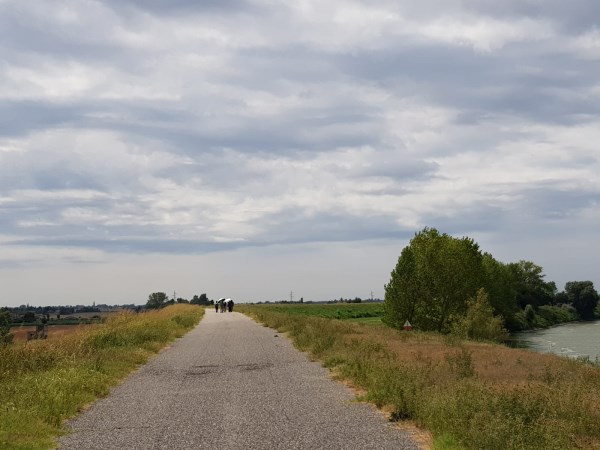 den wir dann auf einem Fuß-/Radweg entlang marschierten