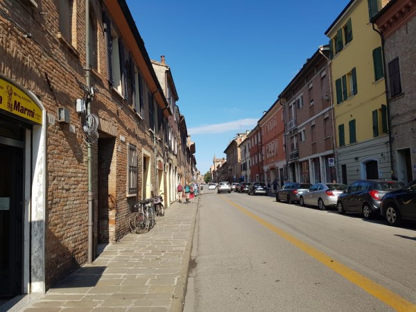 Durch die Altstadt von Ferrara gings raus