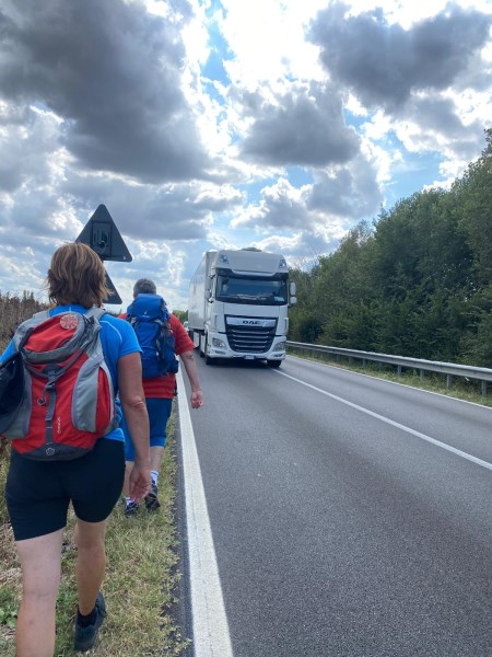 Unser Schweigemarsch...<br/>mit bedrohlichem Gegenverkehr