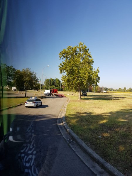 Jetzt fahren sie weg. Kontrolle vorbei. Alles gut gegangen.