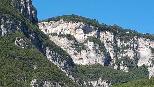 Wir haben gerade die Felsenkirche Madonna della Corona passiert.