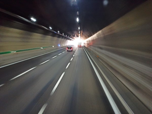 Morgen-Andacht im Bus. Im Tunnel eine spezielle Atmosphäre.