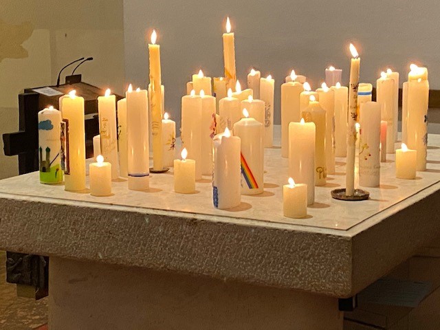 Foto Taufkerzen auf Altar