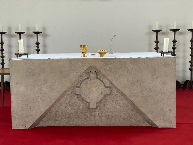 Foto Brot und Wein auf Altar