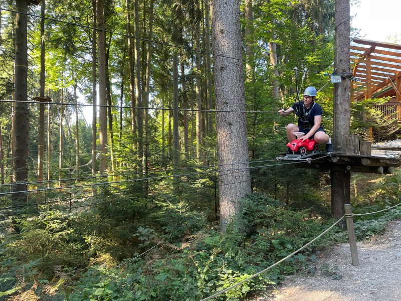 Ministrantenausflug Oberreith Valentin auf Bobby Car