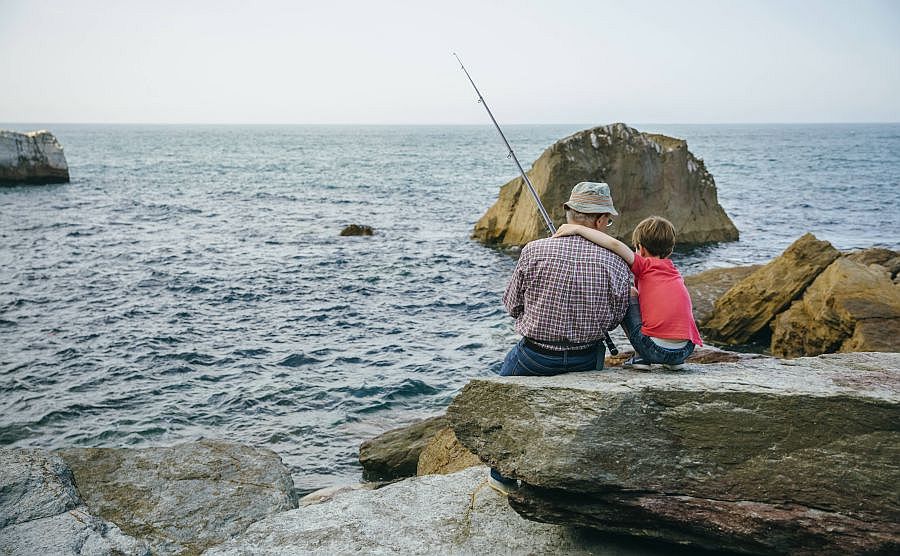 Großvater und Enkel angeln