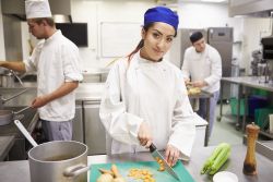 Auszubildende in der Küche