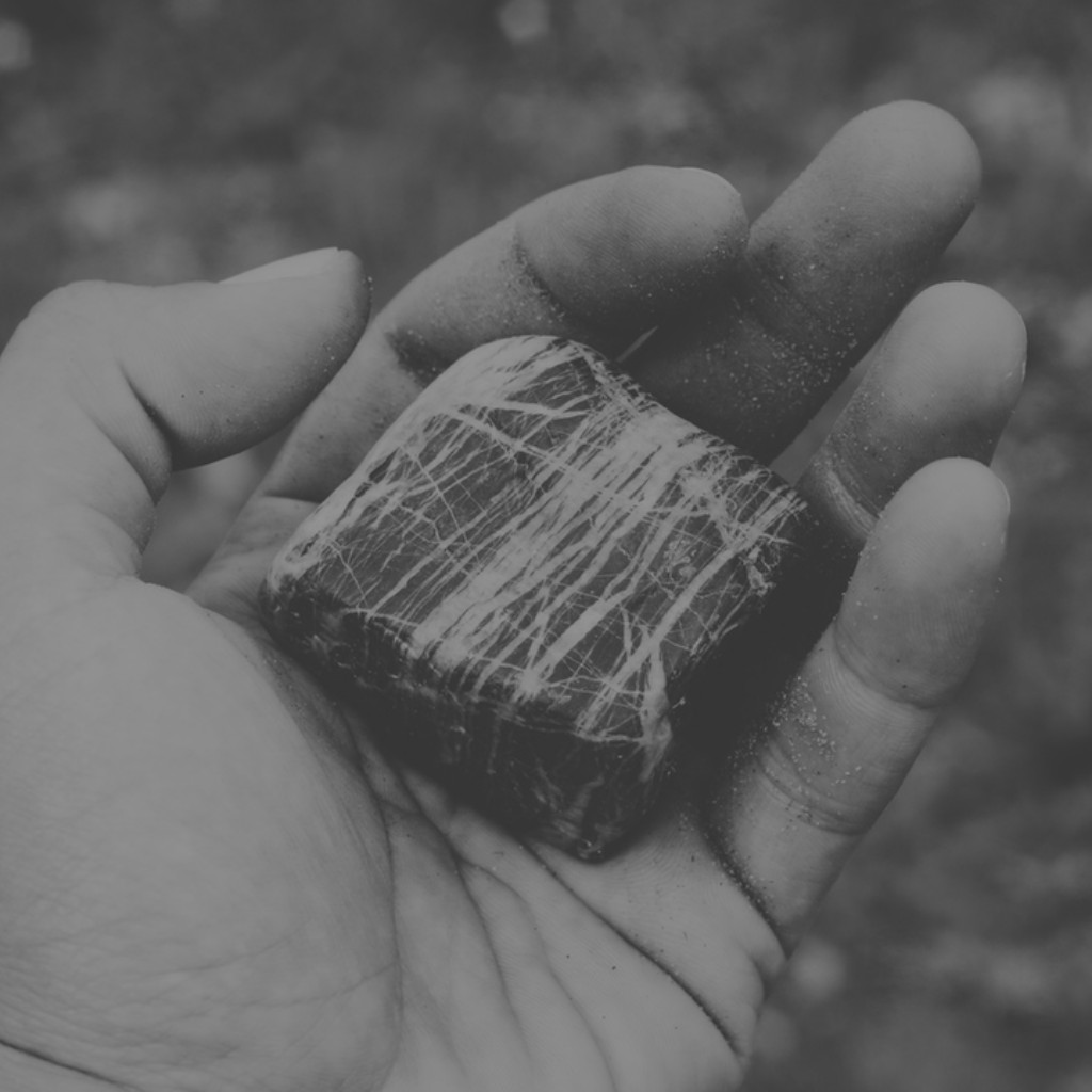 Hand mit Stein