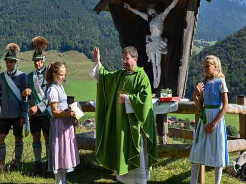 Pfr-Weinzierl-segnet-die-Gottesdiensbesuche