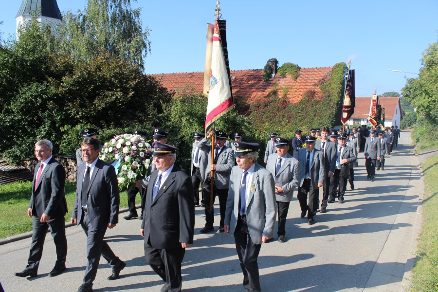 Nach dem Gottesdienst marschierte man zusammen mit der Musik und den Vereinen zum Denkmal