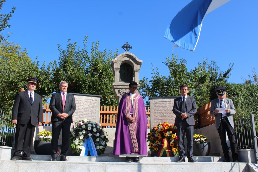 Am Kriegerdenkmal wurden die Kränze der KSK Pörndorf und der Gemeinde Bruckberg niedergelegt