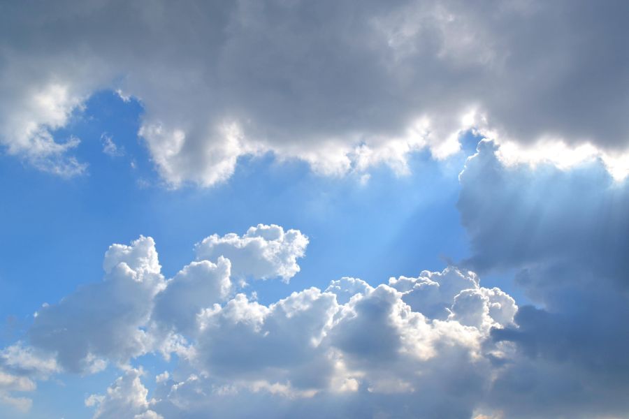 Blauer Himmel mit Wolken