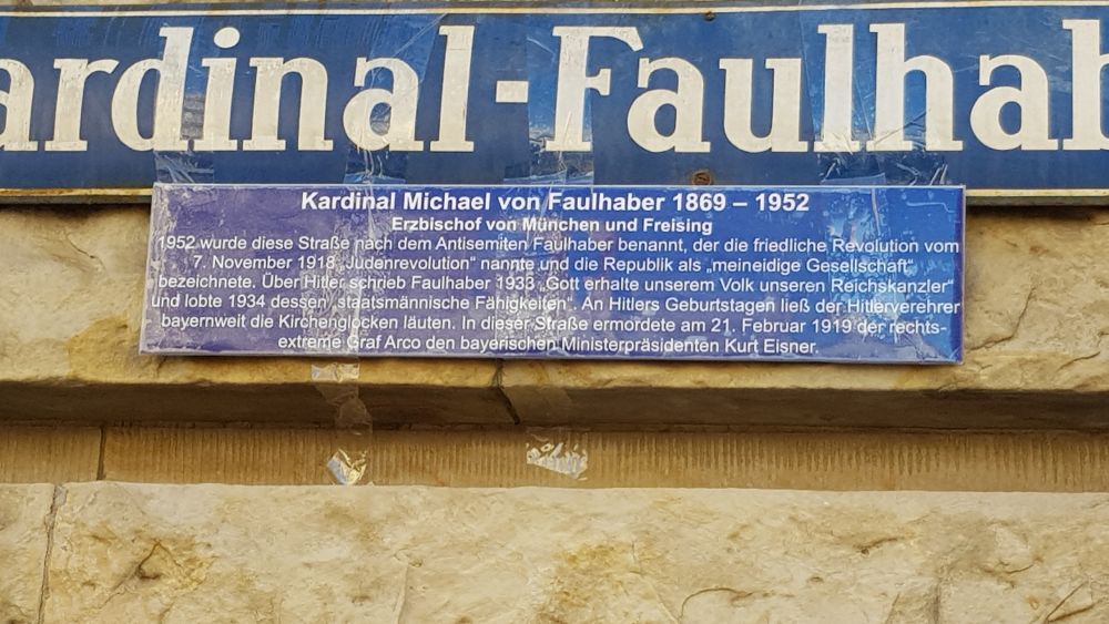 Straßenschild Kardinal-Faulhaber-Straße mit Zusatzschild