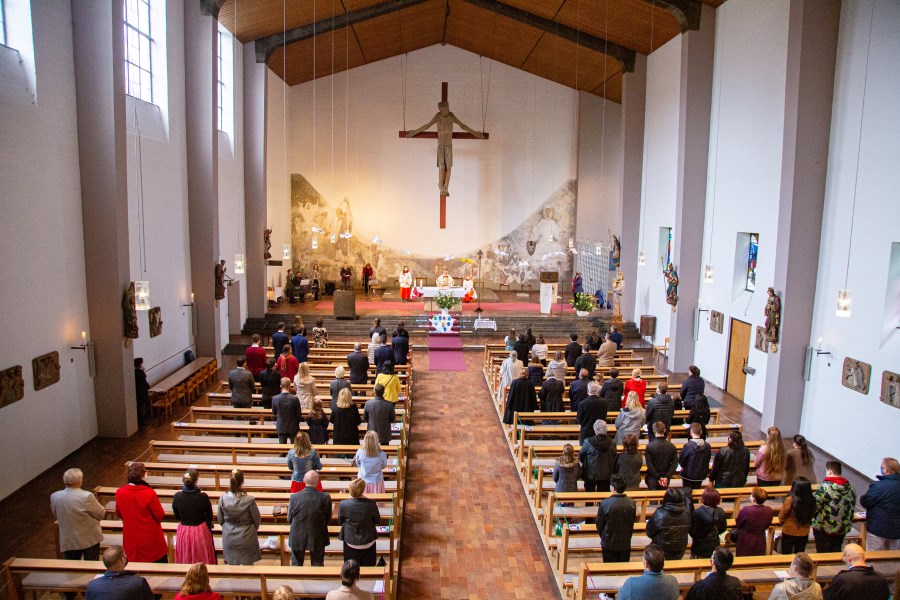 Pfarrei Allerheiligen Blick ins Kirchenschiff