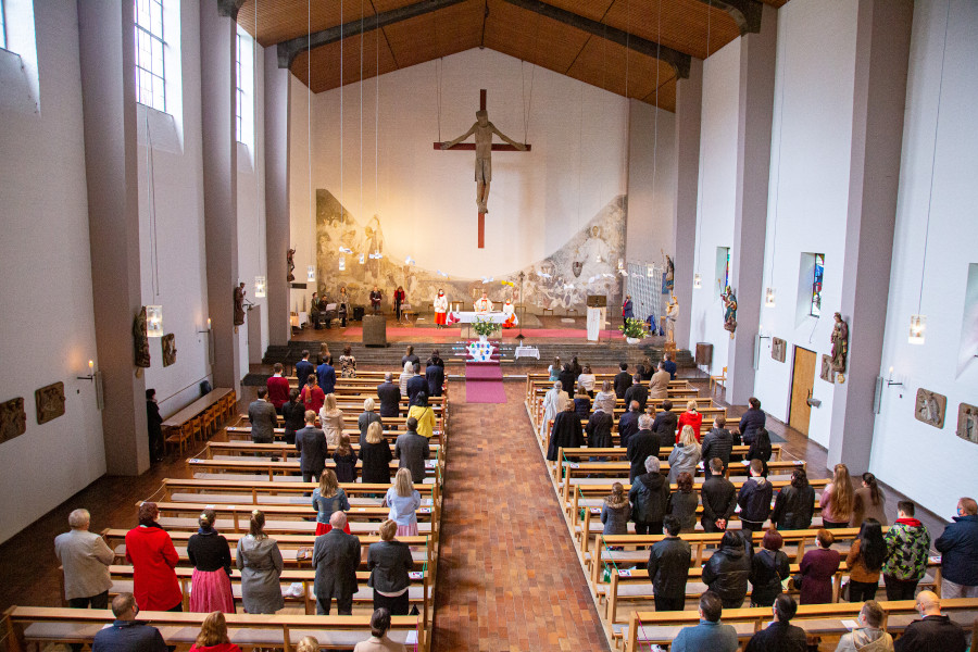 Gottesdienst Allerheiligen Blick Kirchenschiff von Empore