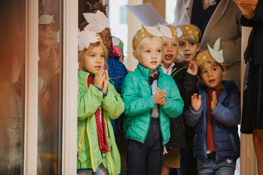 Kinder singen bei der Einweihung der KinderGärtnerei St. Oswald