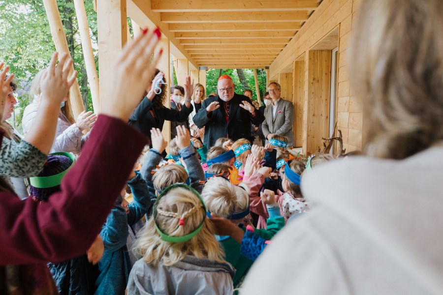 Kardinal Reinhard Marx mit den Kindern der KinderGärtnerei St. Oswald