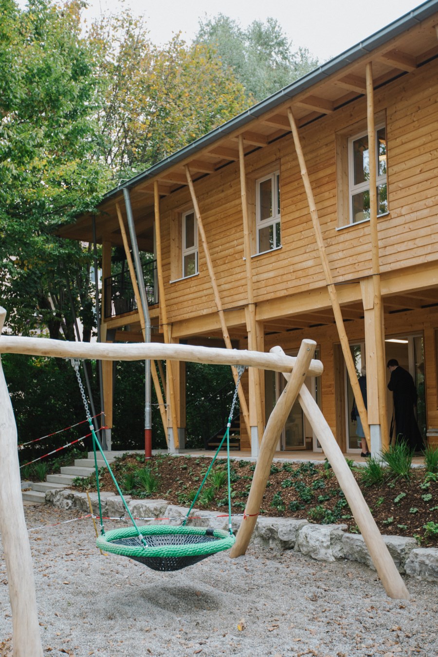Gebäude der KinderGärtnerei St. Oswald mit Nestschaukel