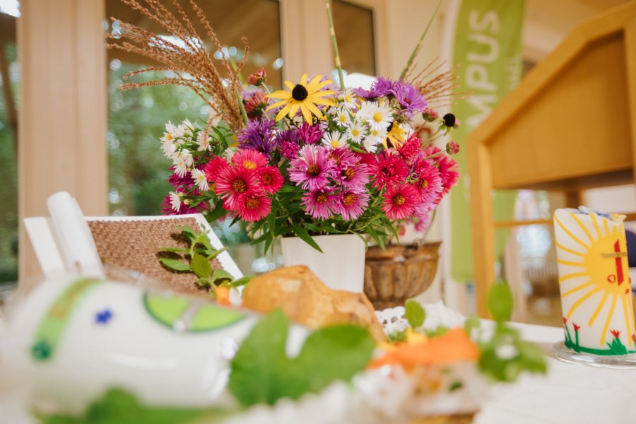 Blumendekoration in der KinderGärtnerei St. Oswald