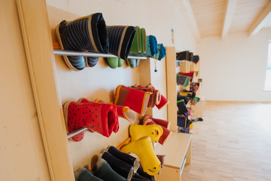 Schuhregal in der KinderGärtnerei St. Oswald