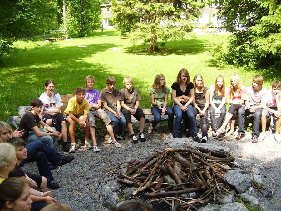 Jugendliche am Lagerfeuer auf einer KISKO-Tagung