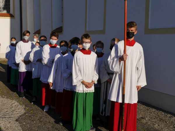 Ministranten vor dem Gottesdienst