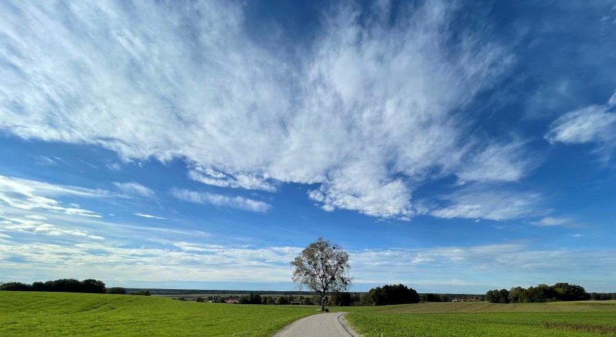 Ayinger Feldkreuz mit Wolken