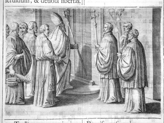 Der Bischof klopft mit seinem Stab dreimal an die Tür der zu weihenden Kirche. Kupferstich aus: Pontificale Romanum, Rom 1595