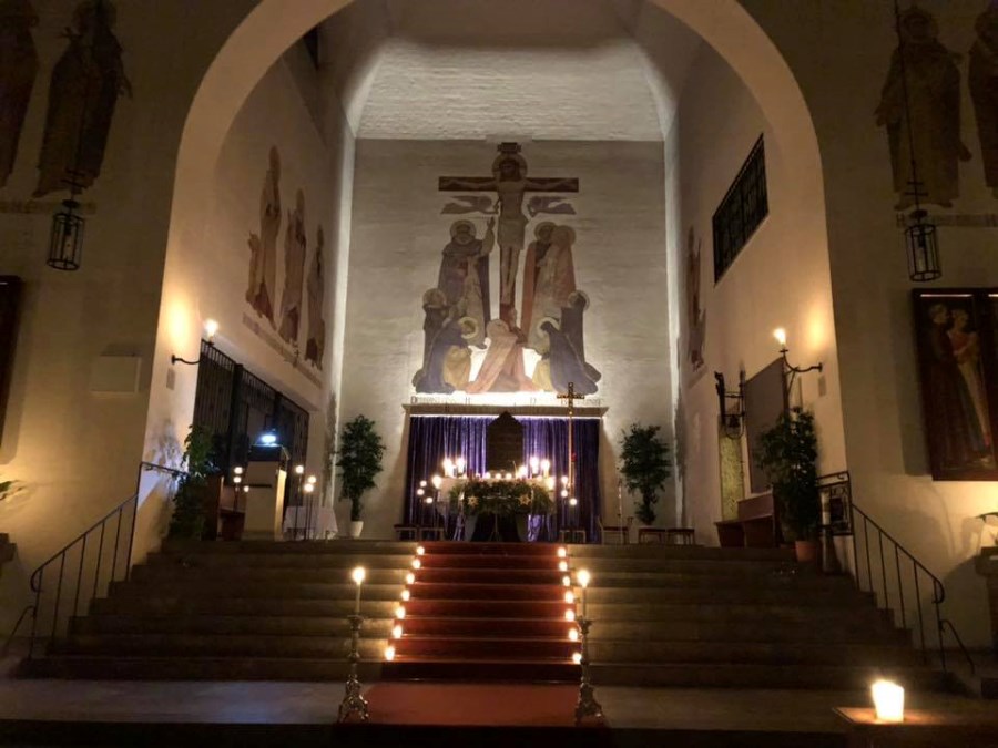 Beleuchteter Altarraum St. Albert
