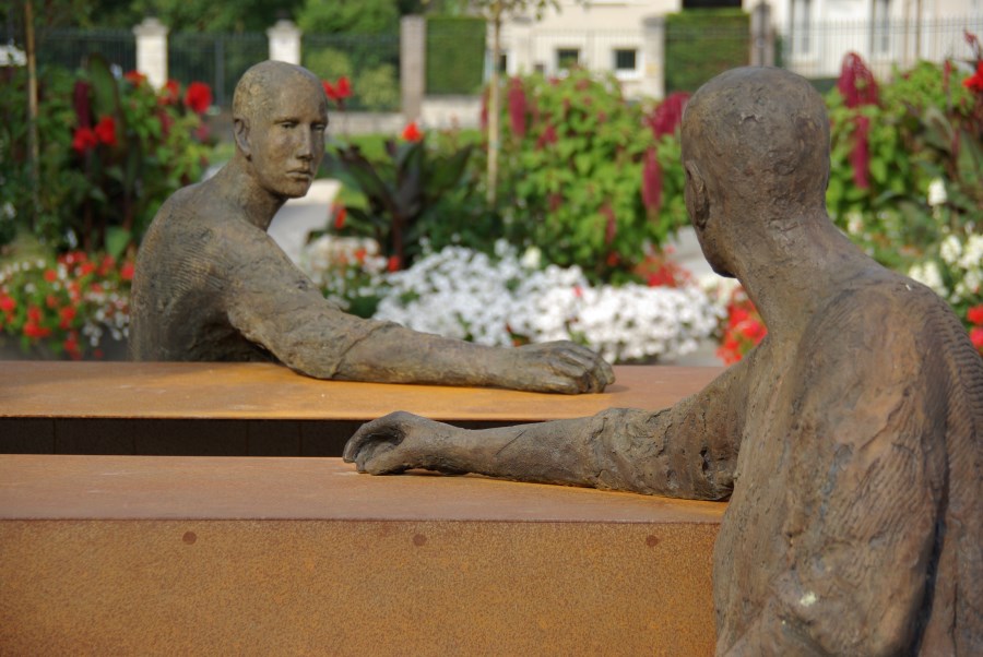 Zwei menschliche Skulpturen aus Stein im Dialog