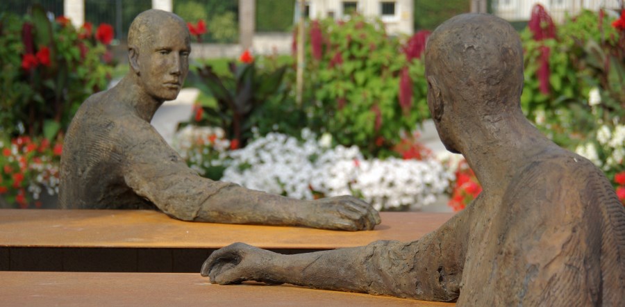 Zwei menschliche Skulpturen im Dialog