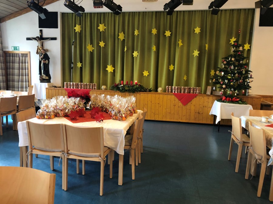 Weihnachtlich geschmückter Pfarrsaal