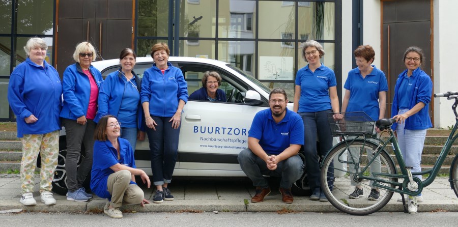 Mitarbeiter-Team mit Buutzorg-Auto