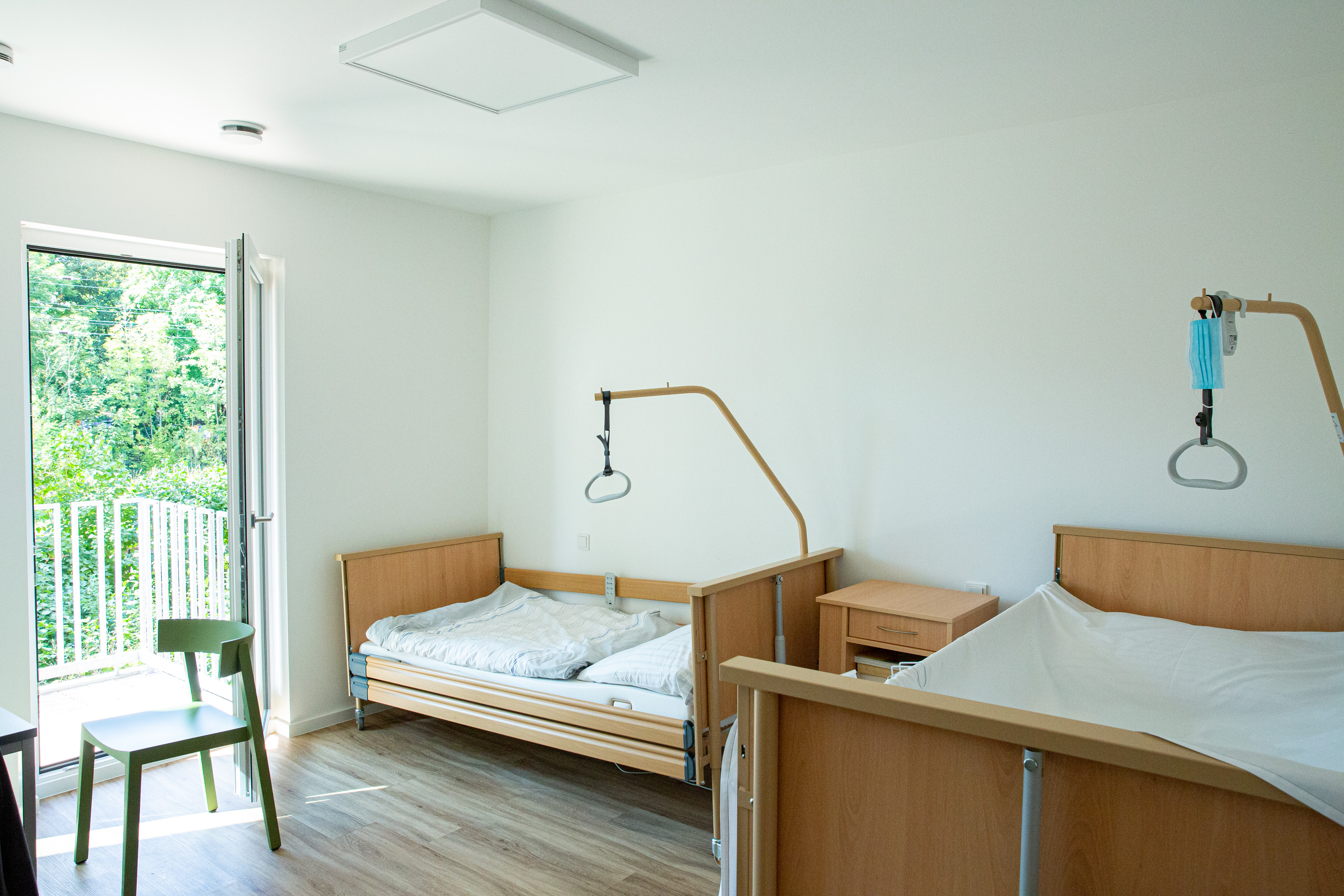 Auf dem Foto sieht man ein Krankenbett in der neuen Krankenwohnung für Obdachlose.