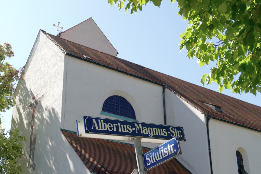 Kirche St. Albert von außen mit Straßenschildern