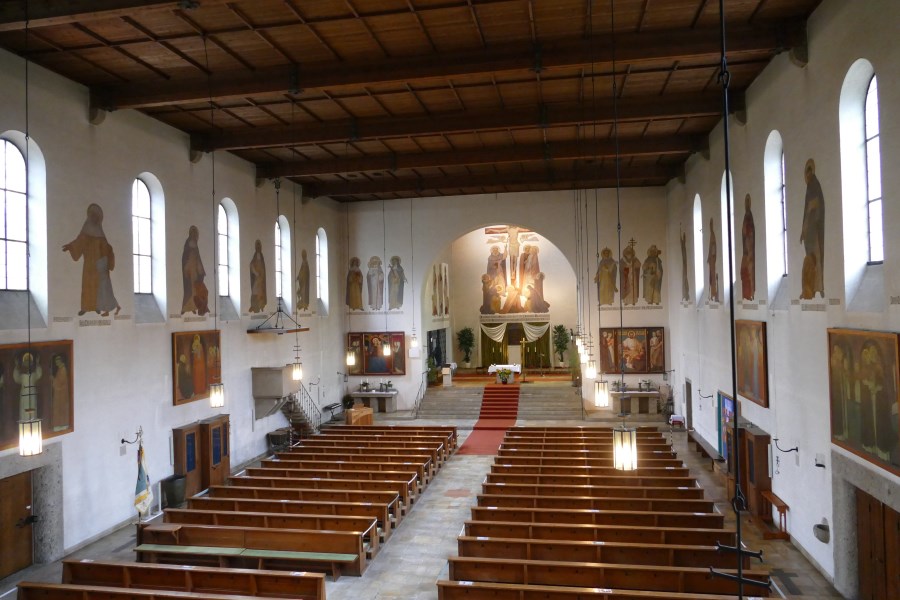 Blick ins Kirchenschiff zum Altar