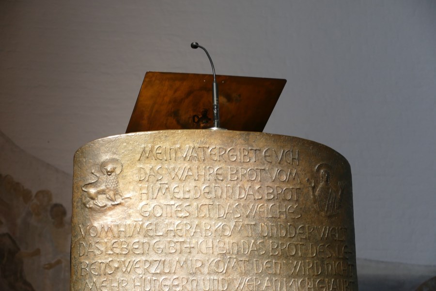 Bronze-Ambo mit Schrift Mein Vater gibt euch das wahre Brot vom Himmel