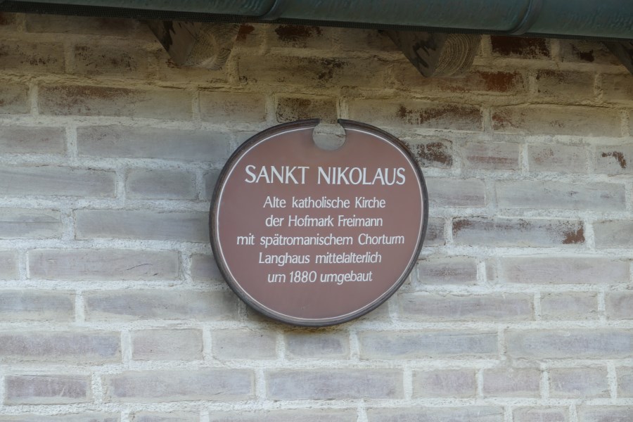 Schild an Kirche Alte katholische Kirche der Hofmark Freimann