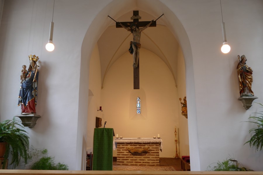 Altar und Kreuz darüber