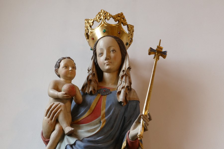Geschnitzte Madonna mit Kind