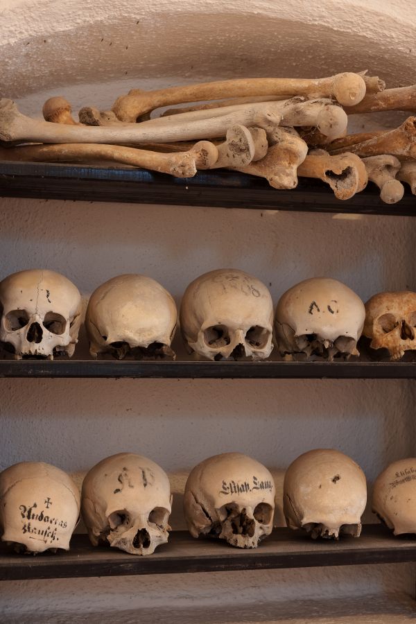 Totenschädel im Karner in Maria-Hilf-Kapelle in Laufen