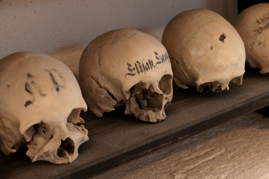 Totenschädel im Karner in Maria-Hilf-Kapelle in Laufen