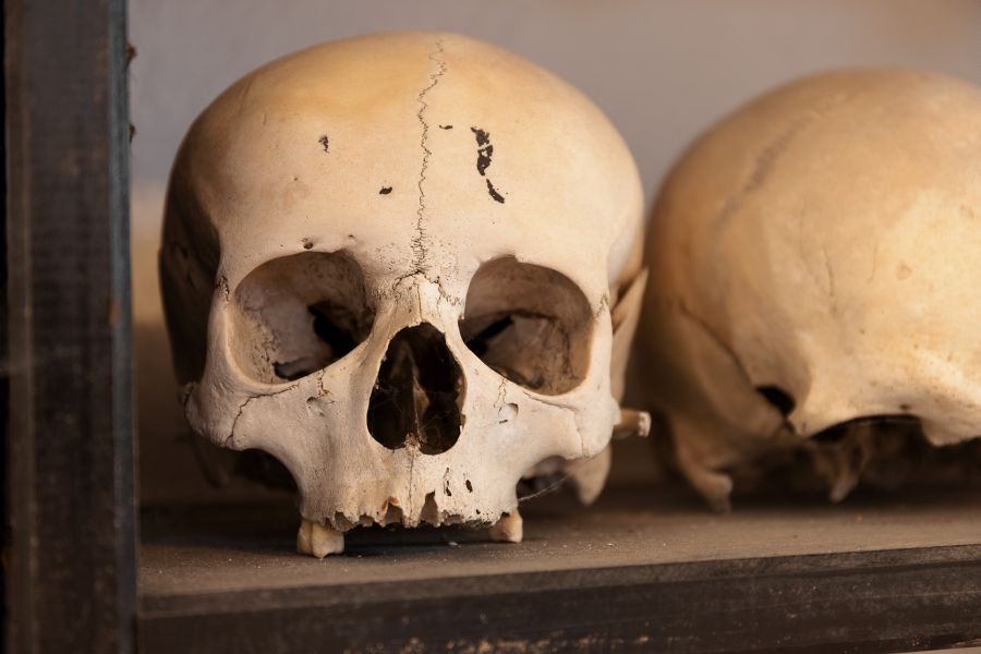 Totenschädel im Karner in Maria-Hilf-Kapelle in Laufen