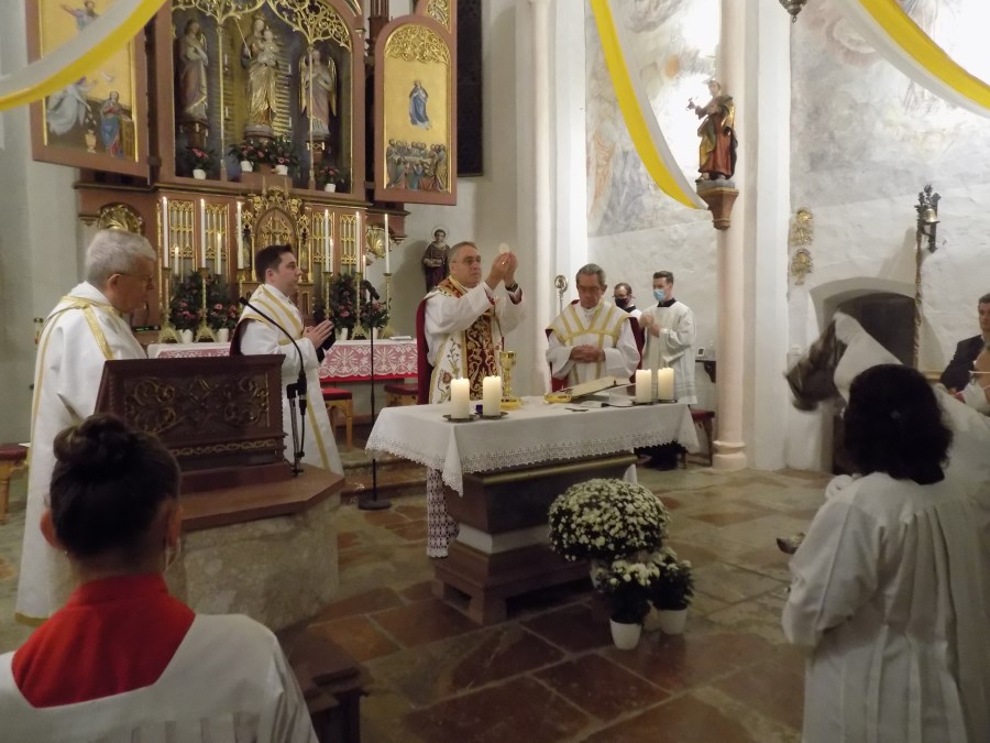 Kurienerzbischof Georg Gänswein feiert die heilige Messe in der Wallfahrtskirche in Burg.