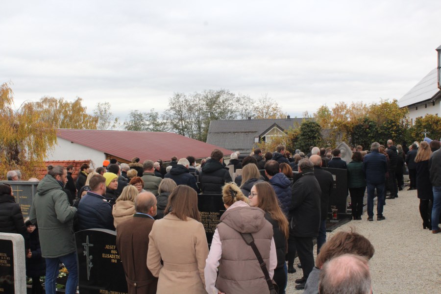 Friedhof Attenhausen bei der Andracht an den Gräbern_2