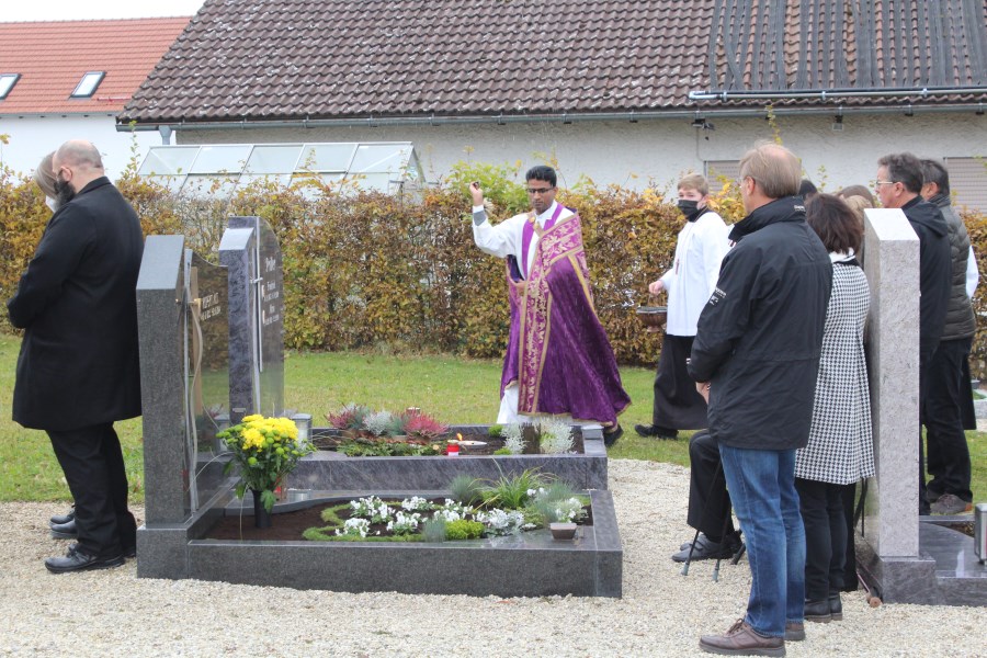 Die Gräber werden nicht nur mit Weihrauch – auch mit Weihwasser gesegnet