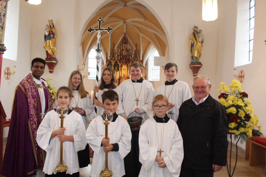 Pater Jis mit den Mesner Kapser und alle Ministranten