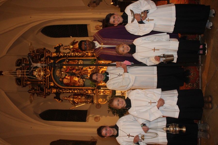 In Pörndorf feierten vier neue Ministranten an Allerheiligen ihre Gottesdienstpremiere in ihrer Filialkirche